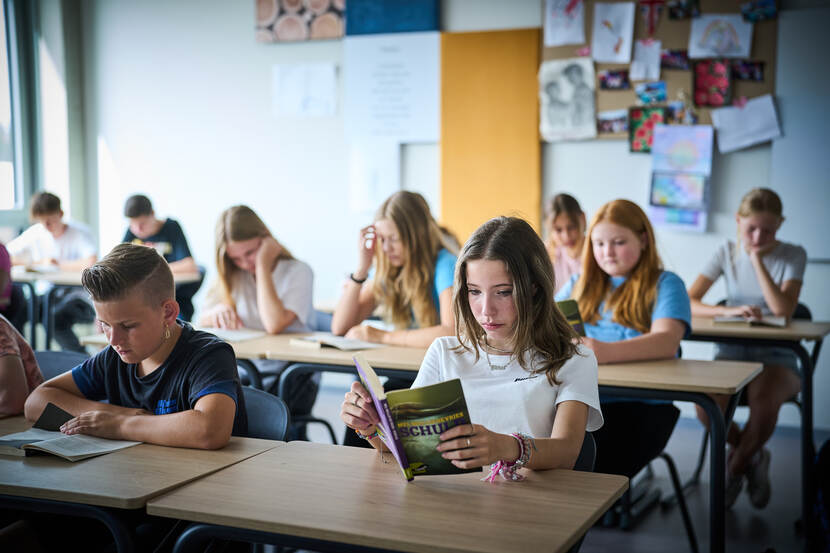 kinderen lezen in de klas